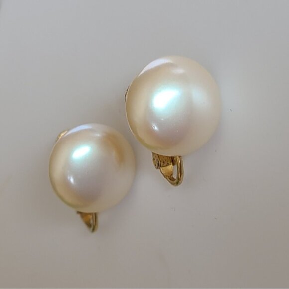 Vintage Marvella Round Screw Back Faux Pearl Gold Plated Statement Earrings - Picture 4 of 9